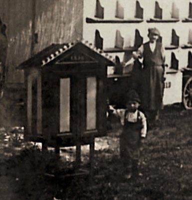 Historical photo of a 1909 mechanical beehive scale, showing that weighing hives for nectar-flow data predates digital models by over a century