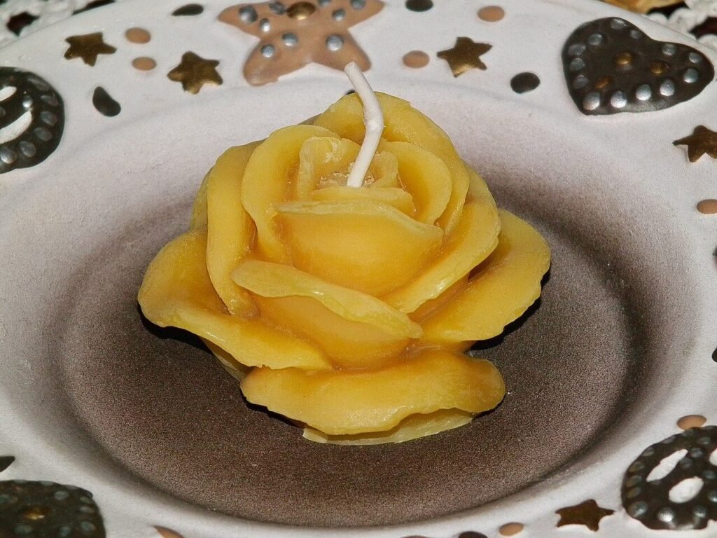 Bougie artisanale en cire d'abeille en forme de rose, idee de cadeau apicole