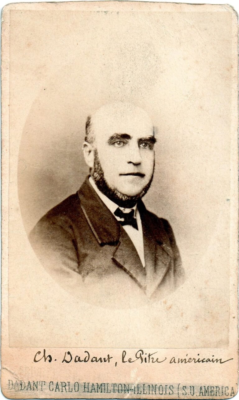 Portrait photographique de Charles Dadant, apiculteur ne en France en 1817, provenant des archives de la Societe centrale d apiculture
