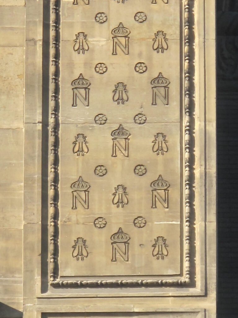 Monogramme de Napoleon Ier orne d abeilles, sculpte au pavillon Richelieu du Louvre, rue de Rivoli a Paris