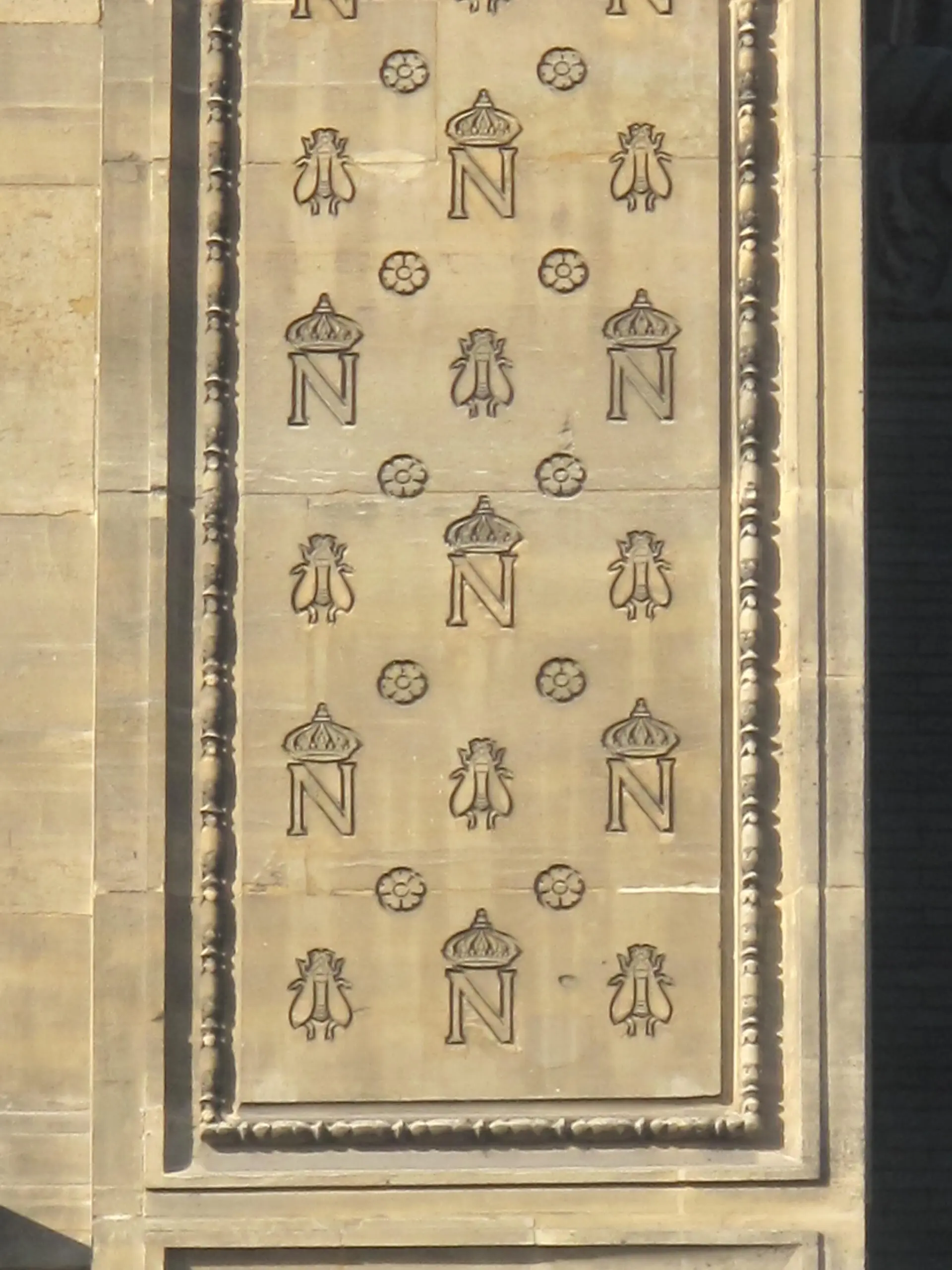 Monogramme de Napoleon Ier orne d abeilles, sculpte au pavillon Richelieu du Louvre, rue de Rivoli a Paris