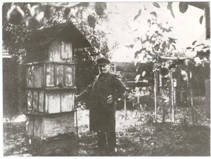 Johann Dzierzon in his apiary at Lowkowice, photographed in 1901