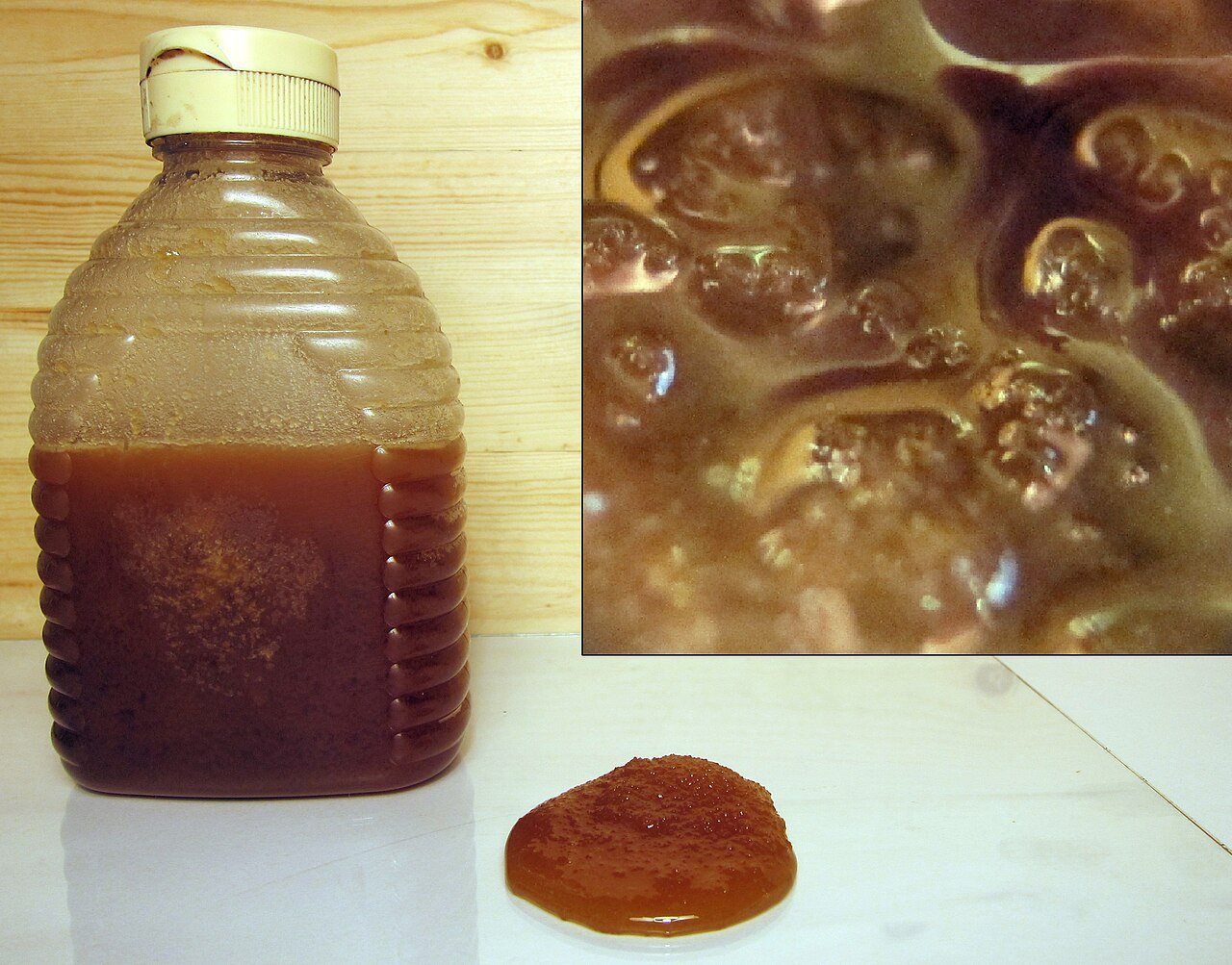 Miel cristalizada en un tarro con una vista ampliada de sus cristales naturales