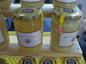 Pot de miel étiqueté vendu sur un marché en France, avec mention de l'origine et du label