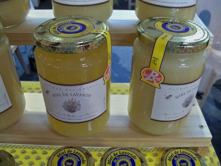 Pot de miel étiqueté vendu sur un marché en France, avec mention de l'origine et du label