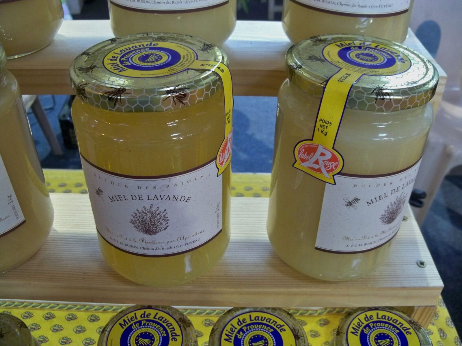 Pot de miel étiqueté vendu sur un marché en France, avec mention de l'origine et du label