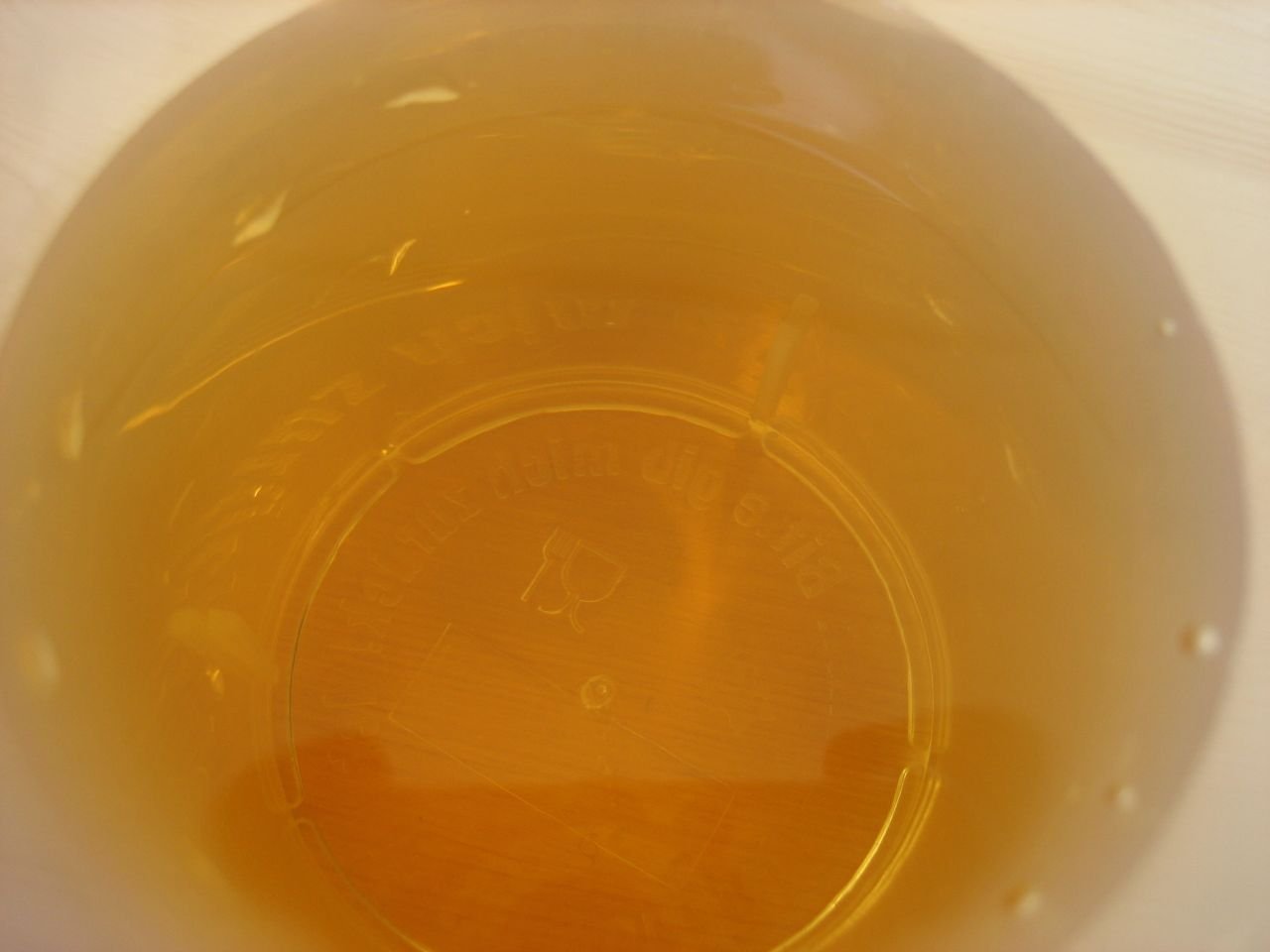 Verre d'hydromel, boisson fermentée à base de miel et d'eau